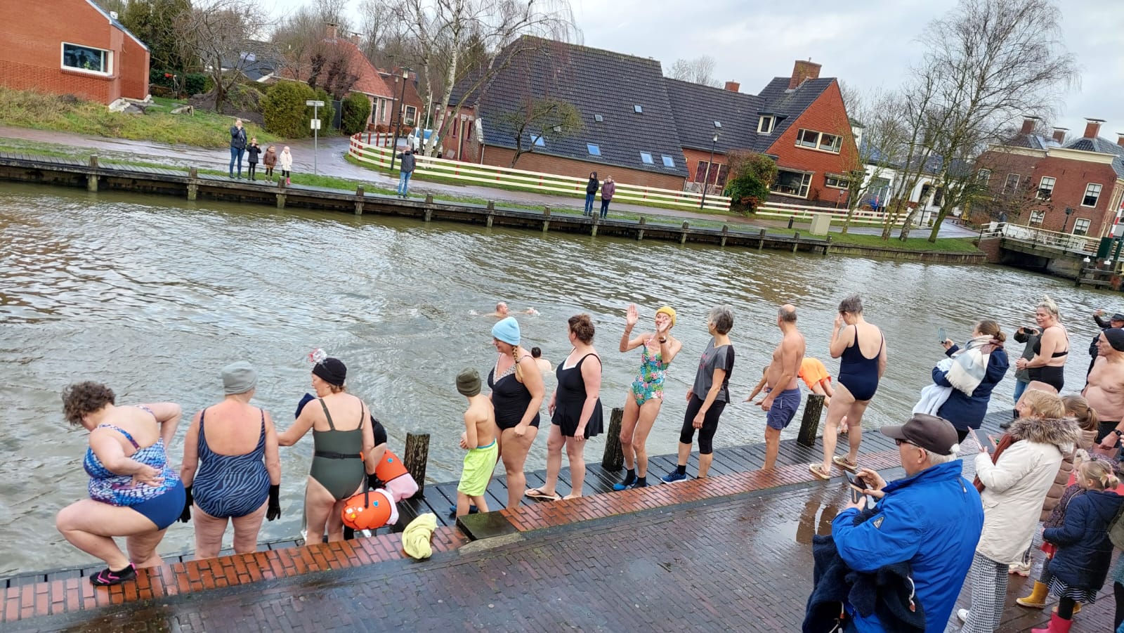 Nieuwjaarsduik op 1 januari 12:00uur bij het Dorpshuis